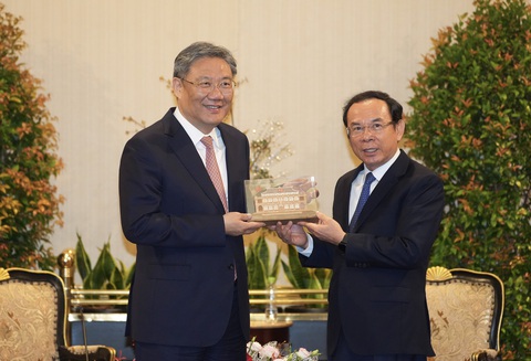 Bí thư Nguyễn Văn Nên tặng ông Vương Văn Đào biểu tượng của bến Nhà Rồng - Ảnh: HỮU HẠNH Bí thư Nguyễn Văn Nên tặng ông Vương Văn Đào biểu tượng của bến Nhà Rồng - Ảnh: HỮU HẠNH