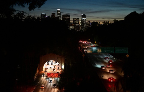 Dòng xe cộ đi vào và ra khu trung tâm thành phố Los Angeles (Mỹ) trong ảnh chụp ngày 22-11, khi hàng triệu người Mỹ trở về nhà để đoàn viên cùng gia đình nhân dịp Lễ tạ ơn - Ảnh: AFP Dòng xe cộ đi vào và ra khu trung tâm thành phố Los Angeles (Mỹ) trong ảnh chụp ngày 22-11, khi hàng triệu người Mỹ trở về nhà để đoàn viên cùng gia đình nhân dịp Lễ tạ ơn - Ảnh: AFP