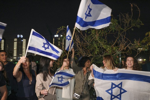 Nhiều người tụ tập tại trung tâm y tế Schneider ở Tel Aviv ngày 24-11 - Ảnh: AFP Nhiều người tụ tập tại Trung tâm Y tế Schneider ở Tel Aviv ngày 24-11 - Ảnh: AFP