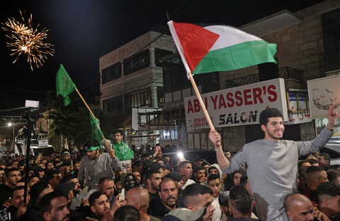 Dòng người đổ ra đường ở Bờ Tây để đón các con tin Palestine được thả - Ảnh: AFP Dòng người đổ ra đường ở Bờ Tây để đón các con tin Palestine được thả - Ảnh: AFP