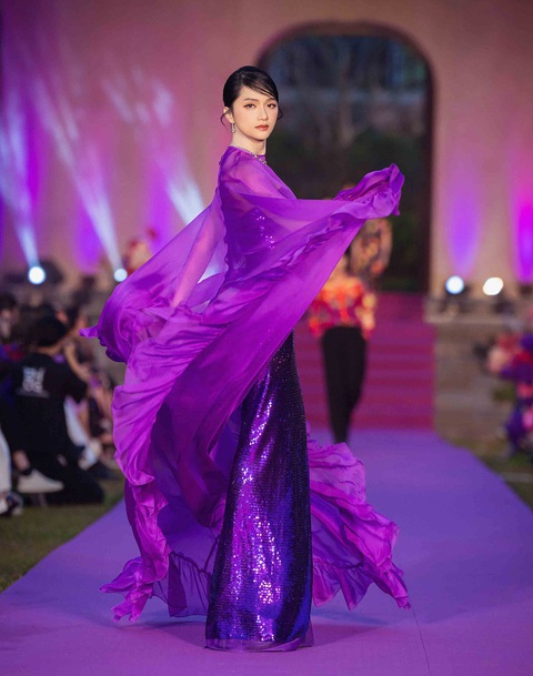 Màu tím lấp lánh tượng trưng cho ánh hoàng hôn trên đỉnh Yên Tử được thu trọn vào tà áo. Trình diễn bộ cánh đặc biệt trong tiết trời se lạnh, dưới ánh hoàng hôn lãng mạn, Thanh Hằng nói cảm xúc của cô đong đầy, thăng hoa gấp bội. Hoa hậu chuyển giới Hương Giang trong show Duyên