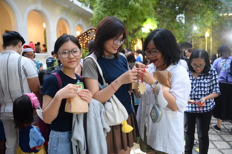 Các bạn trẻ Việt Nam thích thú khi mua được những món đồ lưu niệm vừa ý. Quầy bán hàng lưu niệm và quầy ẩm thực chiếm đa số tại sự kiện. Các loại bánh giành được nhiều sự chú ý hơn cả - Ảnh: HẢI QUỲNH Các bạn trẻ Việt Nam thích thú khi mua được những món đồ lưu niệm vừa ý. Quầy bán hàng lưu niệm và quầy ẩm thực chiếm đa số tại sự kiện. Các loại bánh giành được nhiều sự chú ý hơn cả - Ảnh: HẢI QUỲNH