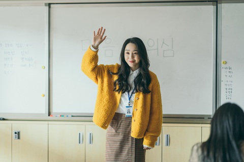 Shin Hye Sun thành cô giáo số 1, đấu tranh vì bạo lực học đường trong phim mới- Ảnh 2. Shin Hye Sun tưng tửng, ngổ ngáo trong Cô giáo em là số 1 - Ảnh: Soompi