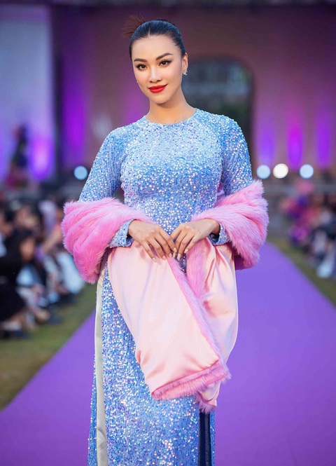 Á hậu Kim Duyên diễn ở vị trí kết show màn một. Với kinh nghiệm dày dặn trên sàn diễn, cô được khen thể hiện đúng những gì nhà thiết kế mong muốn. Á hậu Kim Duyên đằm thắm trong áo dài màu xanh, được khen thể hiện đúng những gì nhà thiết kế mong muốn.
