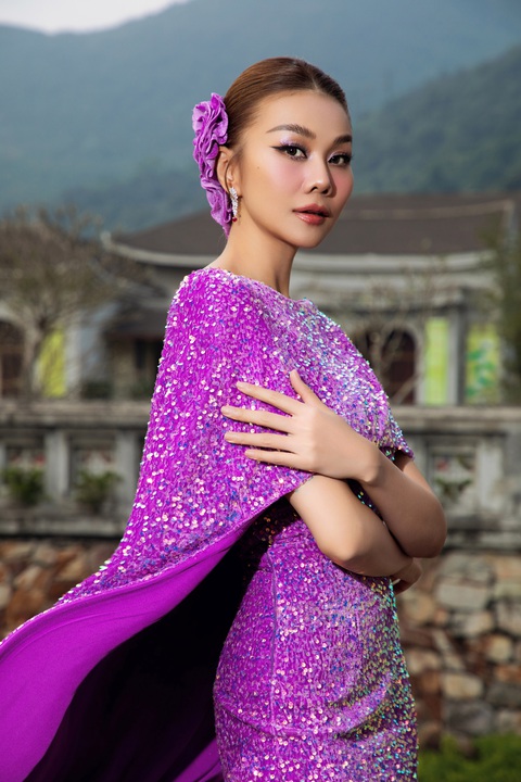Siêu mẫu cho biết cô ra Quảng Ninh diễn một mình, không có ông xã nhạc trưởng đi cùng. Sau đám cưới hồi tháng 10, Thanh Hằng vẫn hoạt động tích cực trong làng giải trí, cho thấy cô theo chồng nhưng không 'bỏ cuộc chơi'. Siêu mẫu cho biết cô ra Quảng Ninh diễn một mình, không có ông xã nhạc trưởng đi cùng. Sau đám cưới hồi tháng 10, Thanh Hằng vẫn hoạt động tích cực trong làng giải trí, cho thấy cô theo chồng nhưng không 'bỏ cuộc chơi'.