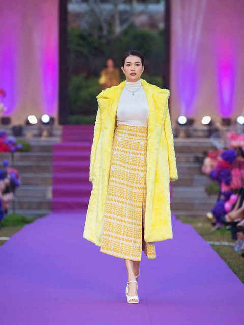 Thanh Hằng ‘trốn' chồng, ra Yên Tử diễn thời trang- Ảnh 6. Lệ Hằng khoác áo jacket dáng dài cùng chân váy vàng rực