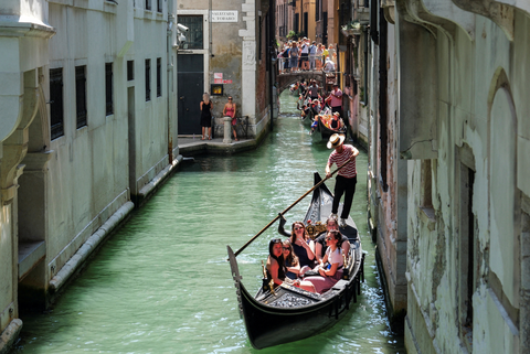 Du khách tham quan Venice bằng thuyền chèo truyền thống gondolas vào ngày 15-7-2023 - Ảnh: REUTERS Du khách tham quan Venice vào ngày 15-7-2023 - Ảnh: REUTERS