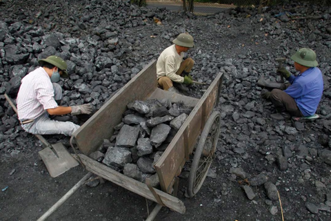 Công nhân tách sỏi khỏi than đá tại một mỏ thang ở Hà Nội - Ảnh: REUTERS Công nhân đang tách sỏi khỏi than đá tại một mỏ than ở Hà Nội - Ảnh: REUTERS