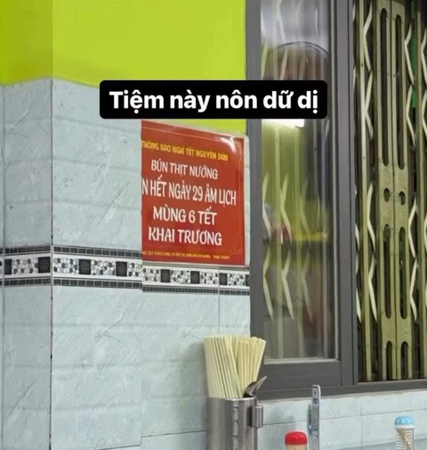 Ảnh vui 25-11: Quán bún thịt nướng 'nôn' ăn Tết sớm- Ảnh 1. Nhắc sớm, kẻo khách quên.