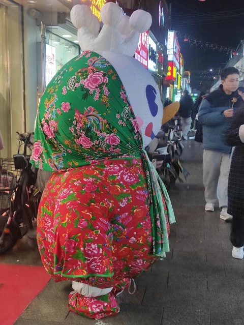 Ảnh vui 25-11: Quán bún thịt nướng 'nôn' ăn Tết sớm- Ảnh 4. Phiên bản "to lù lù" đậm chất truyền thống của linh vật hãng kem.