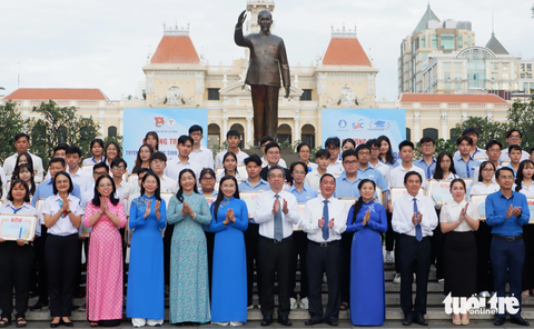 TP.HCM vinh danh 77 thủ khoa và 80 học sinh 3 rèn luyện- Ảnh 5. Lãnh đạo cùng chúc mừng các gương đạt danh hiệu