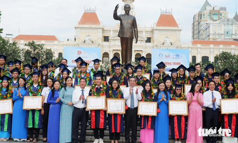 TP.HCM vinh danh 77 thủ khoa và 80 học sinh 3 rèn luyện- Ảnh 4. Lãnh đạo cùng chúc mừng các gương thủ khoa năm 2023 - Ảnh: K.ANH