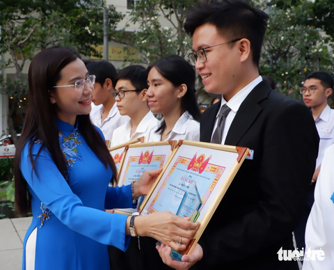 TP.HCM vinh danh 77 thủ khoa và 80 học sinh 3 rèn luyện- Ảnh 3. Bí thư Trung ương Đoàn Nguyễn Phạm Duy Trang trao khen thưởng cho "Học sinh 3 rèn luyện" - Ảnh: K.ANH