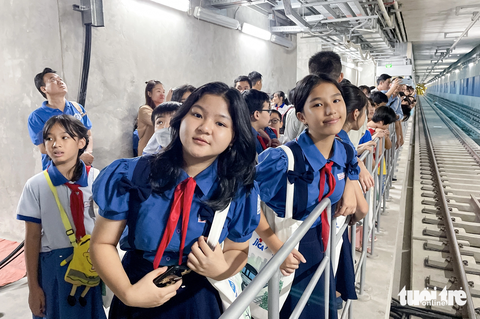 Khách nhí hào hứng tham quan ga ngầm metro, mong sớm được đi tàu điện- Ảnh 1. Học sinh tiểu học vui vẻ khi được tham quan ga ngầm Ba Son (thuộc tuyến metro số 1) - Ảnh: CHÂU TUẤN