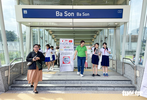 Khách nhí hào hứng tham quan ga ngầm metro, mong sớm được đi tàu điện- Ảnh 3. Hơn 40 học sinh là những vị khách đặc biệt được mời đến tham quan ga Ba Son sáng 25-11 - Ảnh: CHÂU TUẤN