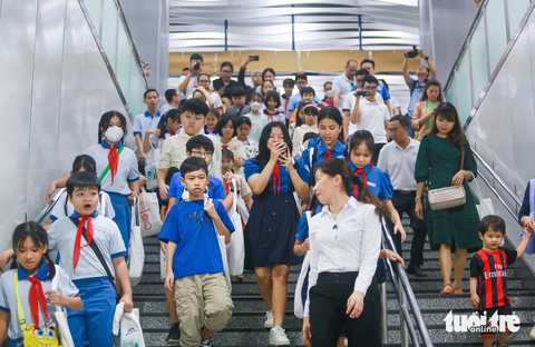 Khách nhí hào hứng tham quan ga ngầm metro, mong sớm được đi tàu điện- Ảnh 5. Các em nhỏ bước xuống những bậc đầu tiên của lối dẫn xuống ga ngầm Ba Son - bắt đầu chuyến tham quan - Ảnh: CHÂU TUẤN