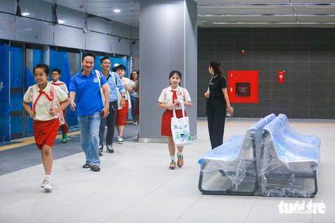 Khách nhí hào hứng tham quan ga ngầm metro, mong sớm được đi tàu điện- Ảnh 6. Hiện tại, ga ngầm Ba Son hầu như hoàn thiện, có hệ thống điều hòa thông gió, điều hòa mát mẻ, các ghế ngồi chờ đang tạm được bọc bì ni lông để bảo quản - Ảnh: CHÂU TUẤN