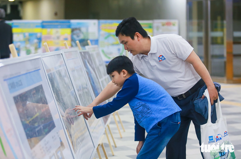 Khách nhí hào hứng tham quan ga ngầm metro, mong sớm được đi tàu điện- Ảnh 7. Các bức tranh về tàu điện ngầm, cách robot đào ga ngầm... được các cô chú trong Ban Quản lý đường sắt đô thị TP.HCM, đơn vị thi công... đặt ở ga để học sinh xem và tìm hiểu - Ảnh: CHÂU TUẤN
