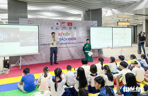 Khách nhí hào hứng tham quan ga ngầm metro, mong sớm được đi tàu điện- Ảnh 8. Trước câu hỏi rất thú vị của một học sinh về thời gian xây dựng một tuyến metro mất bao nhiêu lâu, đại diện Ban Quản lý đường sắt đô thị TP.HCM, đơn vị thi công, cho biết thời gian xây dựng rất dài, mất ít nhất 5-6 năm, chưa tính đến khó khăn, vướng mắc. Hy vọng trong tương lai, Việt Nam chúng ta sẽ có thêm nhiều tuyến metro, nhanh hơn nữa - Ảnh: CHÂU TUẤN