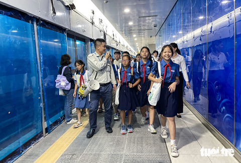 Khách nhí hào hứng tham quan ga ngầm metro, mong sớm được đi tàu điện- Ảnh 9. Học sinh được dắt đi tham quan nhiều nơi dưới ga ngầm Ba Son. Tất cả các em bày tỏ sự háo hức, mong chờ đến ngày đoàn tàu metro chính thức hoạt động - Ảnh: CHÂU TUẤN