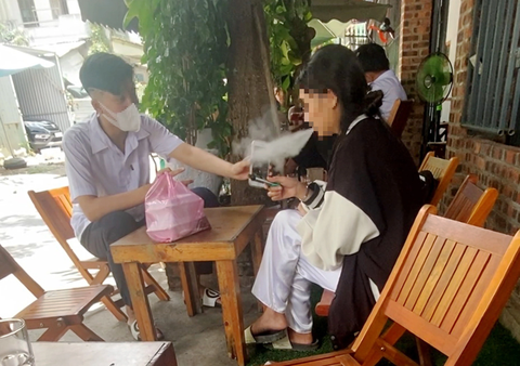 Hiểm họa thuốc lá điện tử chứa ma túy- Ảnh 4. Nữ sinh một trung tâm giáo dục thường xuyên ở Đà Nẵng hút thuốc lá điện tử trong giờ trưa tại quán cà phê - Ảnh: B.D.