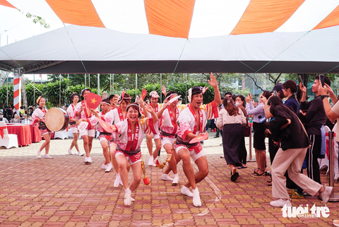 Trải nghiệm không gian văn hóa Nhật Bản tại Japan Festa 2023- Ảnh 2. Du khách được hòa mình trong các điệu nhảy lễ hội truyền thống của người Nhật - Ảnh: NGUYỄN HIỀN