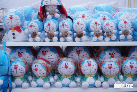 Quầy hàng ngập tràn những chú mèo máy Doraemon - Ảnh: NGUYỄN HIỀN Quầy hàng ngập tràn những chú mèo máy Doraemon - Ảnh: NGUYỄN HIỀN