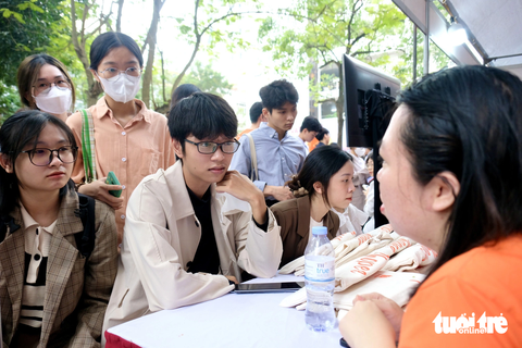 Đừng chờ sinh viên sắp ra trường mới ‘săn đón’- Ảnh 1. Sinh viên và doanh nghiệp trực tiếp trao đổi 1-1 tại ngày hội việc làm - Ảnh: NGUYÊN BẢO