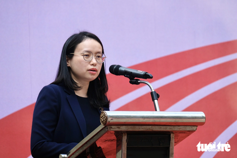 Đừng chờ sinh viên sắp ra trường mới ‘săn đón’- Ảnh 2. Bà Đặng Minh Huyền - giám đốc nhân sự Ngân hàng Thương mại cổ phần Quân đội (MB Bank) - phát biểu tại ngày hội - Ảnh: NGUYÊN BẢO