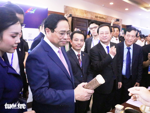 Thủ tướng: Cần đa dạng nguồn tài chính cho đổi mới sáng tạo- Ảnh 3. Thủ tướng Phạm Minh Chính tham quan khu triển lãm của TECHFEST - WHISE 2023 - Ảnh: TRỌNG NHÂN