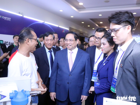 Thủ tướng: Cần đa dạng nguồn tài chính cho đổi mới sáng tạo- Ảnh 1. Thủ tướng Phạm Minh Chính đến thăm một dự án khởi nghiệp đổi mới sáng tạo được trưng bày tại TECHFEST - WHISE 2023 - Ảnh: TRỌNG NHÂN