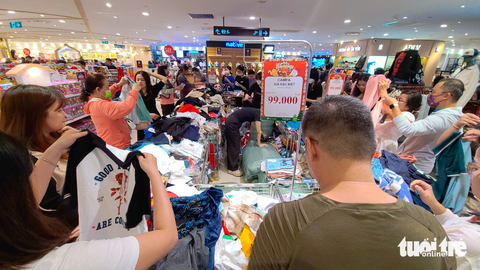 Dịp Black Friday đông đúc nhờ khách đi xem, ăn uống, giải trí- Ảnh 1. Khách mua sắm đông đúc hàng đồng giá tại một trung tâm thương mại dịp Black Friday - Ảnh: NHẬT XUÂN