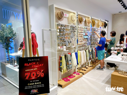 Dịp Black Friday đông đúc nhờ khách đi xem, ăn uống, giải trí- Ảnh 3. Những ngày cuối đợt Black Friday, đông đảo khách hàng tìm đến trung tâm thương mại, cửa hàng mua hàng khuyến mãi. Tuy nhiên không ít cửa hàng vẫn chịu cảnh vắng vẻ dù tung khuyến mãi sập sàn - Ảnh: NHƯ BÌNH