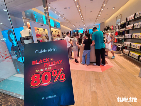 Dịp Black Friday đông đúc nhờ khách đi xem, ăn uống, giải trí- Ảnh 4. Nhiều thương hiệu hàng cao cấp cũng tham gia cuộc đua "siêu giảm giá" dịp Black Friday năm nay. Dù vậy nhiều khách hàng cho hay lượng đồ siêu giảm giá chạm đáy khá ít và xấu nên họ đành tay không ra về - Ảnh: NHẬT XUÂN