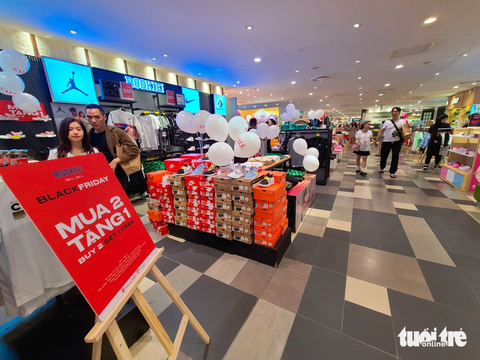 Dịp Black Friday đông đúc nhờ khách đi xem, ăn uống, giải trí- Ảnh 5. Black Friday năm nay được cho là kém sức hút hơn bởi kinh tế khó khăn, người dân phải tiết kiệm chi tiêu. Theo một nữ nhân viên bán hàng thời trang, nếu những năm trước khách mua với tâm lý tự thưởng cho bản thân hoặc thích thì mua nhưng giờ họ phải xem xét thật sự cần thiết hay không, đặc biệt với các món đồ đắt tiền - Ảnh: NHẬT XUÂN