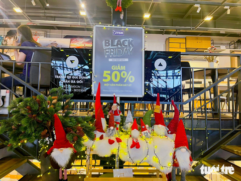 Dịp Black Friday đông đúc nhờ khách đi xem, ăn uống, giải trí- Ảnh 6. Nhiều bạn trẻ cũng cho hay họ không quá hào hứng với Black Friday bởi đã đốt hết tháng lương săn sale online ngày 11-11 - Ảnh: NHƯ BÌNH