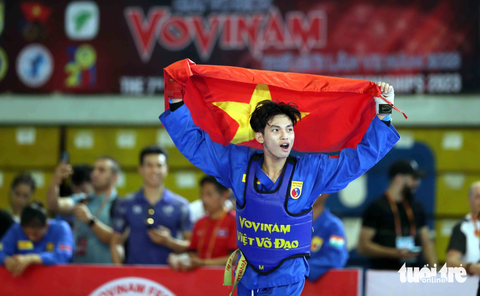 Việt Nam giành 5/10 HCV ở ngày đầu tiên Giải vô địch vovinam thế giới- Ảnh 2. VĐV Lê Nguyễn Hoài Nam cầm cờ Tổ quốc ăn mừng sau khi giành HCV đối kháng - Ảnh: N.K