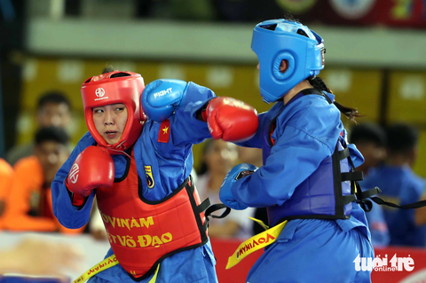 Việt Nam giành 5/10 HCV ở ngày đầu tiên Giải vô địch vovinam thế giới- Ảnh 5. VĐV Bùi Thị Thảo Ngân (giáp đỏ) trong trận chung kết với Thái Lan - Ảnh: N.K