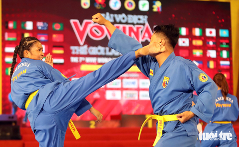 Việt Nam giành 5/10 HCV ở ngày đầu tiên Giải vô địch vovinam thế giới- Ảnh 6. Campuchia giành HCV nội dung biểu diễn đồng đội kỹ thuật căn bản hỗn hợp - Ảnh: N.K