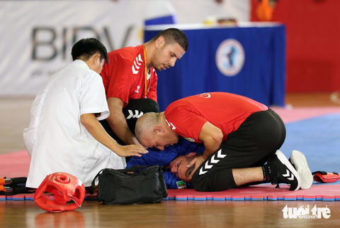 Việt Nam giành 5/10 HCV ở ngày đầu tiên Giải vô địch vovinam thế giới- Ảnh 7. Rabia Salah (Algeria) được chăm sóc sau khi bị knock-out - Ảnh: N.K