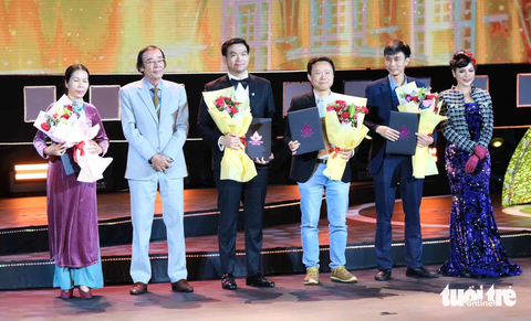 Đạo diễn Lưu Huỳnh (phim Mẹ ơi, Bướm đây) thẳng giải Tác giả kịch bản xuất sắc. Ở hạng mục này, còn có tác giả Đặng Thị Linh (phim Hai bàn tay), tác giả Trịnh Quang Bách (phim khoa học Hố đen), tác giả Nguyễn Quang Thiều (phim hoạt hình Cây ổi thiên đường). Đạo diễn Lưu Huỳnh (phim Mẹ ơi, Bướm đây) thắng giải Tác giả kịch bản xuất sắc. Ở hạng mục này còn có tác giả Đặng Thị Linh (phim tài liệu Hai bàn tay), tác giả Trịnh Quang Bách (phim khoa học Hố đen), tác giả Nguyễn Quang Thiều (phim hoạt hình Cây ổi thiên đường).