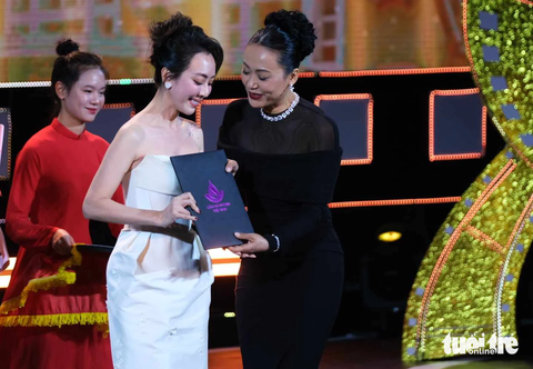 Giải thưởng của ban giám khảo được trao cho phim Con Nhót mót chồng (phim truyện); Đường đến hòa bình, Người ơi, đừng khóc cuối đường (phim tài liệu); Cây ổi thiên đường, Nữ tướng Mê Linh (phim hoạt hình);Đất ô nhiễm, Giải mã dấu vết vụ cháy (phim khoa học) - Ảnh: MAI VINH Giải thưởng của ban giám khảo được trao cho phim Con Nhót mót chồng (phim truyện); Đường đến hòa bình, Người ơi, đừng khóc cuối đường (phim tài liệu); Cây ổi thiên đường, Nữ tướng Mê Linh (phim hoạt hình); Đất ô nhiễm, Giải mã dấu vết vụ cháy (phim khoa học) - Ảnh: MAI VINH