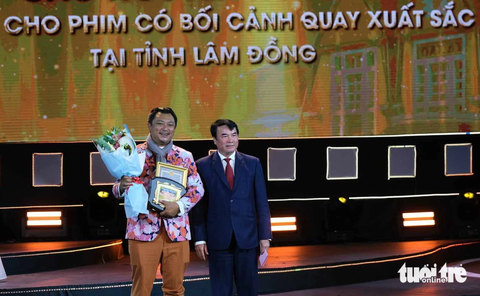Đạo diễn Phan Gia Nhật Linh (phim Em và Trịnh) lên nhận giải thưởng đặc biệt nhất của Liên hoan phim Việt Nam lần thứ 23 - giải Cao nguyên hùng vĩ của UBND tỉnh Lâm Đồng dành cho phim bối cảnh được quay tại Lâm Đồng - Ảnh: MAI VINH Đạo diễn Phan Gia Nhật Linh (phim Em và Trịnh) lên nhận giải thưởng đặc biệt nhất của Liên hoan phim Việt Nam lần thứ 23 - giải Cao nguyên hùng vĩ của UBND tỉnh Lâm Đồng dành cho phim bối cảnh được quay tại Lâm Đồng - Ảnh: MAI VINH