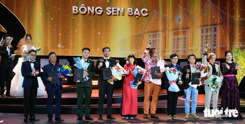 Đạo diễn Victor Vũ và diễn viên Đinh Ngọc Diệp lên trao giải Bông sen bạc cho “người ta”: Mẹ ơi, Bướm đây, Đào, phở và piano và Em và Trịnh (phim truyện điện ảnh); Nụ cười; Bà của Đỗ Đỏ (phim hoạt hình); Rác chìm (phim khoa học); Hai bàn tay, Trời Hà Nội mãi xanh - Bầu trời của hòa bình (phim tài liệu). Đào, phở và piano là đại diện phim nhà nước đặt hàng duy nhất có giải ở thể loại phim truyện. Đạo diễn Victor Vũ và diễn viên Đinh Ngọc Diệp lên trao giải Bông sen bạc cho “người ta”: Mẹ ơi, Bướm đây, Đào, phở và piano và Em và Trịnh (phim truyện điện ảnh); Nụ cười; Bà của Đỗ Đỏ (phim hoạt hình); Rác chìm (phim khoa học); Hai bàn tay, Trời Hà Nội mãi xanh - Bầu trời của hòa bình (phim tài liệu). Đào, phở và piano là đại diện phim nhà nước đặt hàng duy nhất có giải ở thể loại phim truyện.