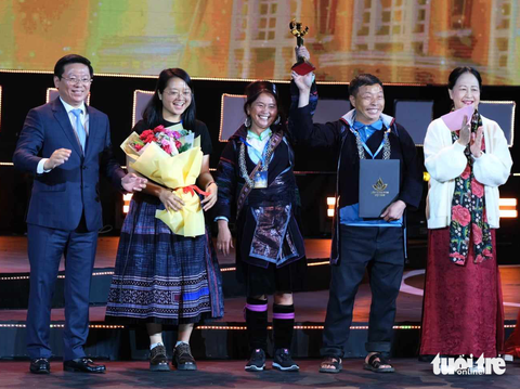Tro tàn rực rỡ thắng 5 giải, Đất rừng phương Nam và Nhà bà Nữ trắng tay ở Liên hoan phim Việt Nam- Ảnh 3. NSND Như Quỳnh và ông Trần Thanh Lâm - phó trưởng Ban Tuyên giáo Trung ương - trao giải thưởng Bông sen vàng danh giá cho "Những đứa trẻ trong sương" ở hạng mục phim tài liệu. Đạo diễn Hà Lệ Diễm lên sân khấu nhận giải cùng với bố mẹ Má Thị Di - nhân vật chính trong phim, đi từ Sa Pa (Lào Cai) vào Đà Lạt. Chiến thắng này không nằm ngoài dự đoán khi trước đó, phim của Hà Lệ Diễm từng “oanh tạc” với nhiều giải thưởng đáng chú ý - Ảnh: MAI VINH