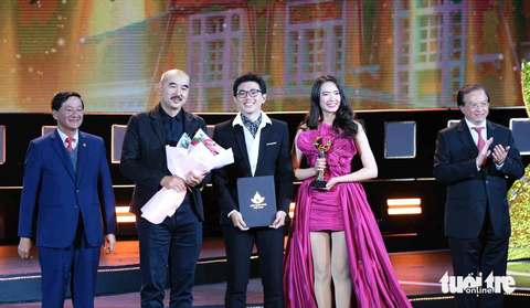 Đoàn phim Tro tàn rực rỡ nhận giải Bông Sen Vàng Tro tàn rực rỡ "ẵm" giải Bông sen vàng ở thể loại phim truyện. Kết quả này không gây bất ngờ vì dầu không đạt doanh thu lớn nhưng phim nhận được nhiều phản hồi tích cực từ giới chuyên môn lẫn khán giả; đồng thời đoạt giải thưởng cao nhất tại Liên hoan phim ba lục địa ở Pháp, giải Cánh diều vàng 2023. Lên nhận giải, đạo diễn Bùi Thạc Chuyên chia sẻ những khó khăn của các nhà làm phim sau giai đoạn COVID-19. Ông cũng cảm ơn ban tổ chức đã ủng hộ nền sản xuất phim của nước nhà và TP Đà Lạt thân thiện, mến khách - Ảnh: MAI VINH