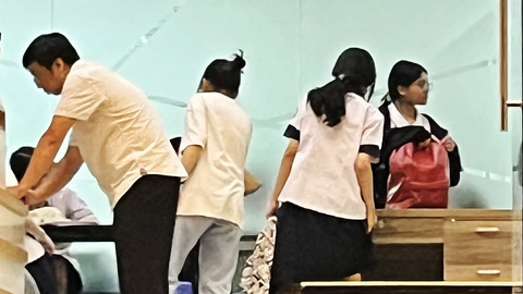Đổi mới thi, kiểm tra sẽ hạn chế học thêm- Ảnh 1. Học sinh trong một lớp học thêm ở TP.HCM (ảnh chụp ngày 22-11) - Ảnh: NAM SƠN