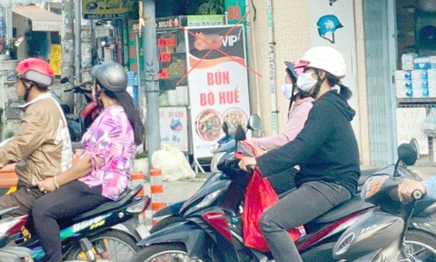 Quảng cáo đen lộng hành, từ mạng tới quán ăn vỉa hè- Ảnh 1. Quảng cáo cờ bạc xuất hiện trên bảng thông tin của quán bún bò tại TP.HCM - Ảnh: B.MAI
