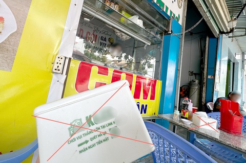 Quảng cáo đen lộng hành, từ mạng tới quán ăn vỉa hè- Ảnh 3. Quảng cáo bài bạc trên hộp giấy ăn ở một quán tại TP Thủ Đức (TP.HCM)