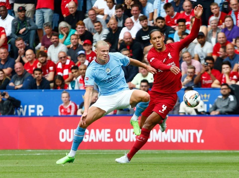 Man City - Liverpool: Kinh điển thực sự của bóng đá Anh- Ảnh 1. Haaland (trái) sẽ phải đối đầu với một Van Dijk đang lấy lại phong độ - Ảnh: GETTY IMAGES